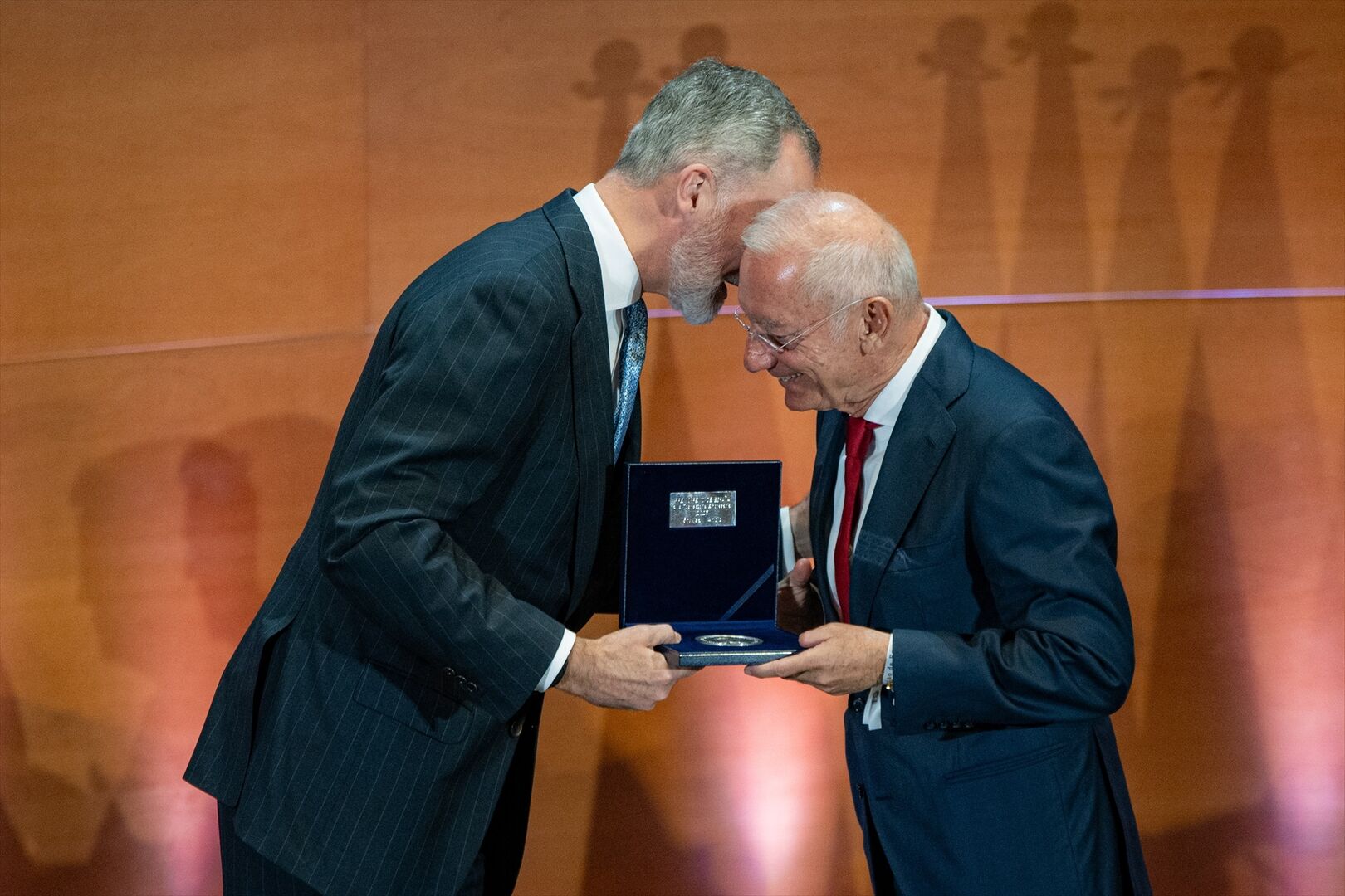 El Rey Entrega El Premio Reino De España A Isak Andic, "modelo" De ...