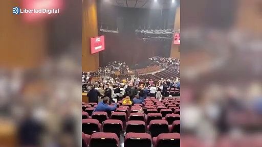 Un grupo de terroristas entra en una sala de conciertos de Moscú disparando metralletas