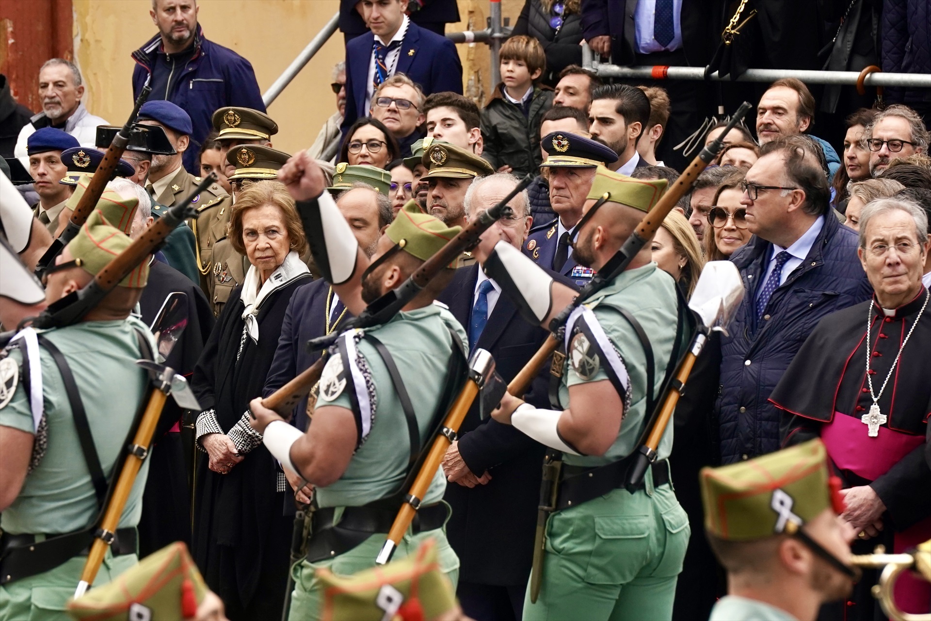 La reina Sofía preside el desembarco de la Legión en Málaga y el traslado del Cristo de Mena
