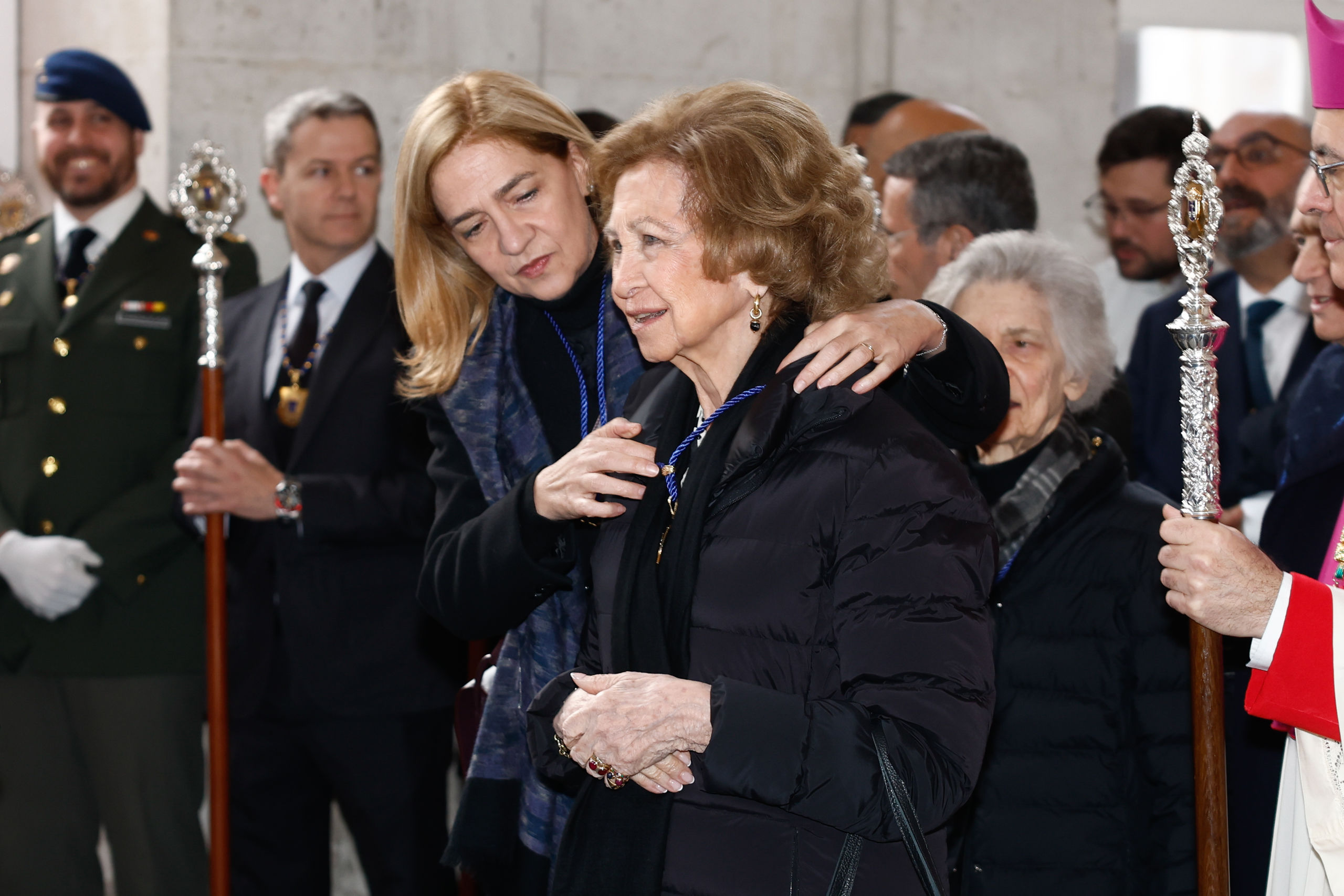 La reina Sofía y la infanta Cristina, emocionadas en la procesión del Cristo de los Alabarderos de Madrid