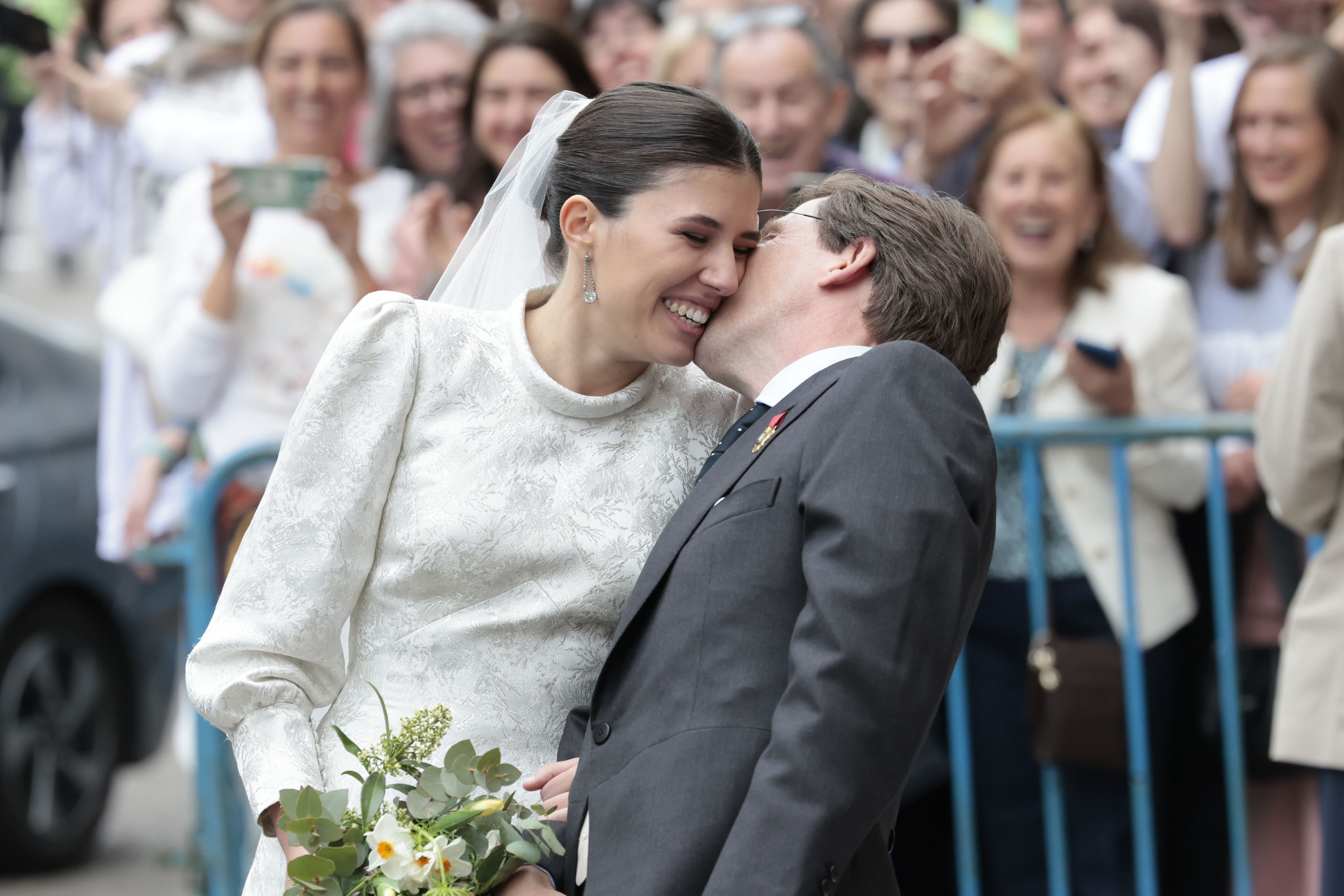 El beso de Almeida y Teresa Urquijo al salir de la iglesia como marido y mujer