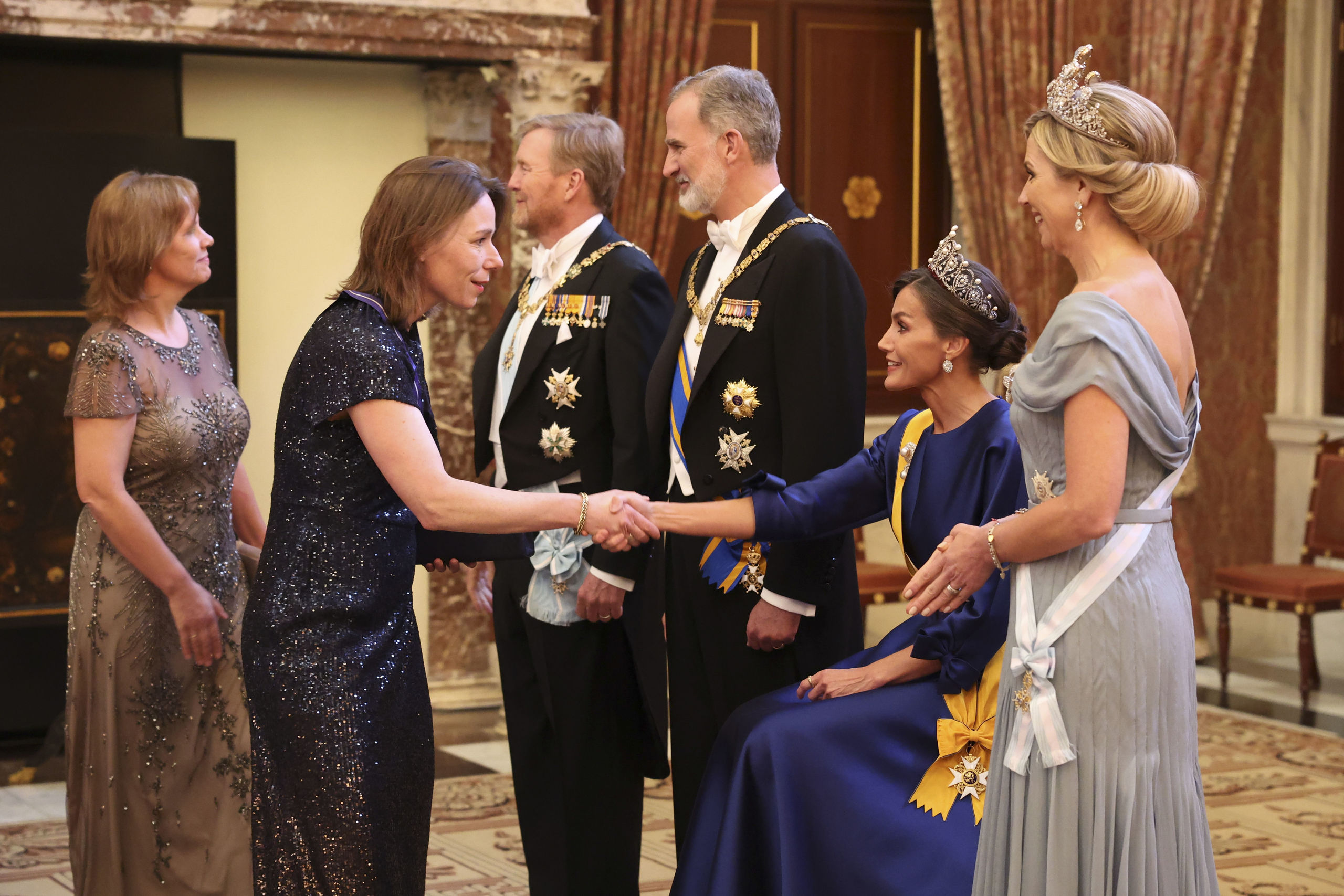 La reina Letizia, obligada a sentarse en el besamanos de la recepción en Ámsterdam