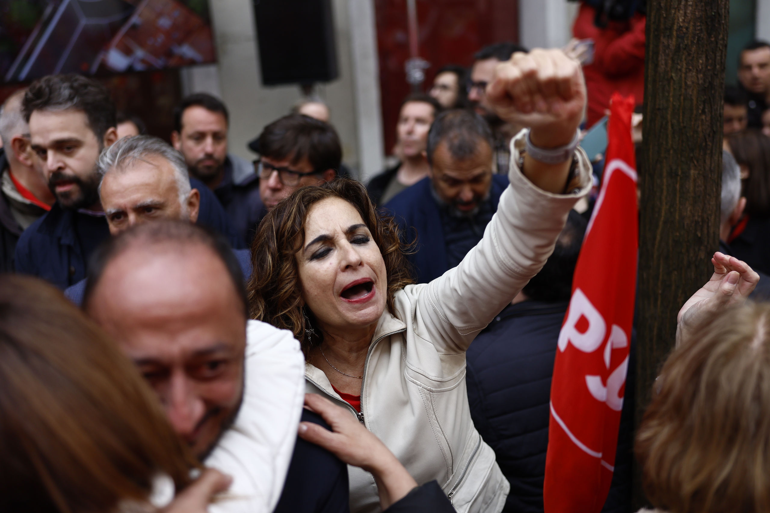 Un PSOE de tintes peronistas acaba con ministros y militantes llorando en la calle al grito de "Pedro, quédate"