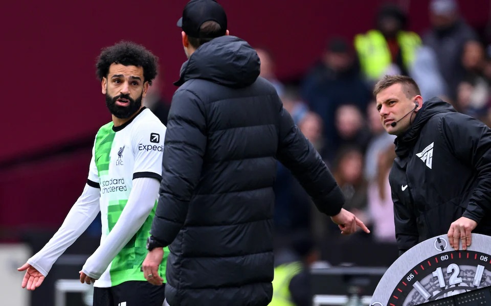 El dantesco enfrentamiento entre Klopp y Salah en pleno partido que incendia Liverpool