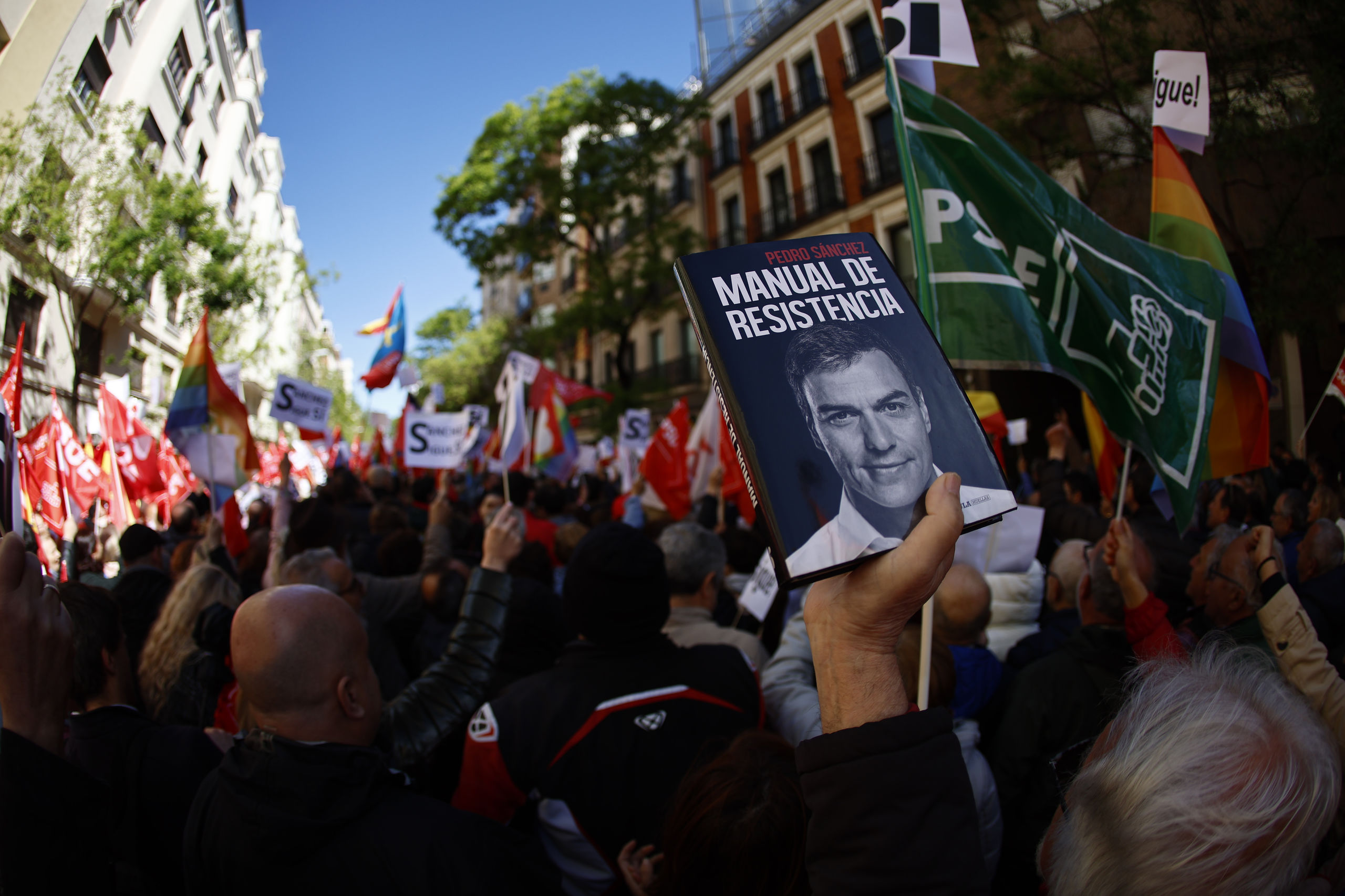 Da igual que se vaya o que se quede: la España democrática está en peligro