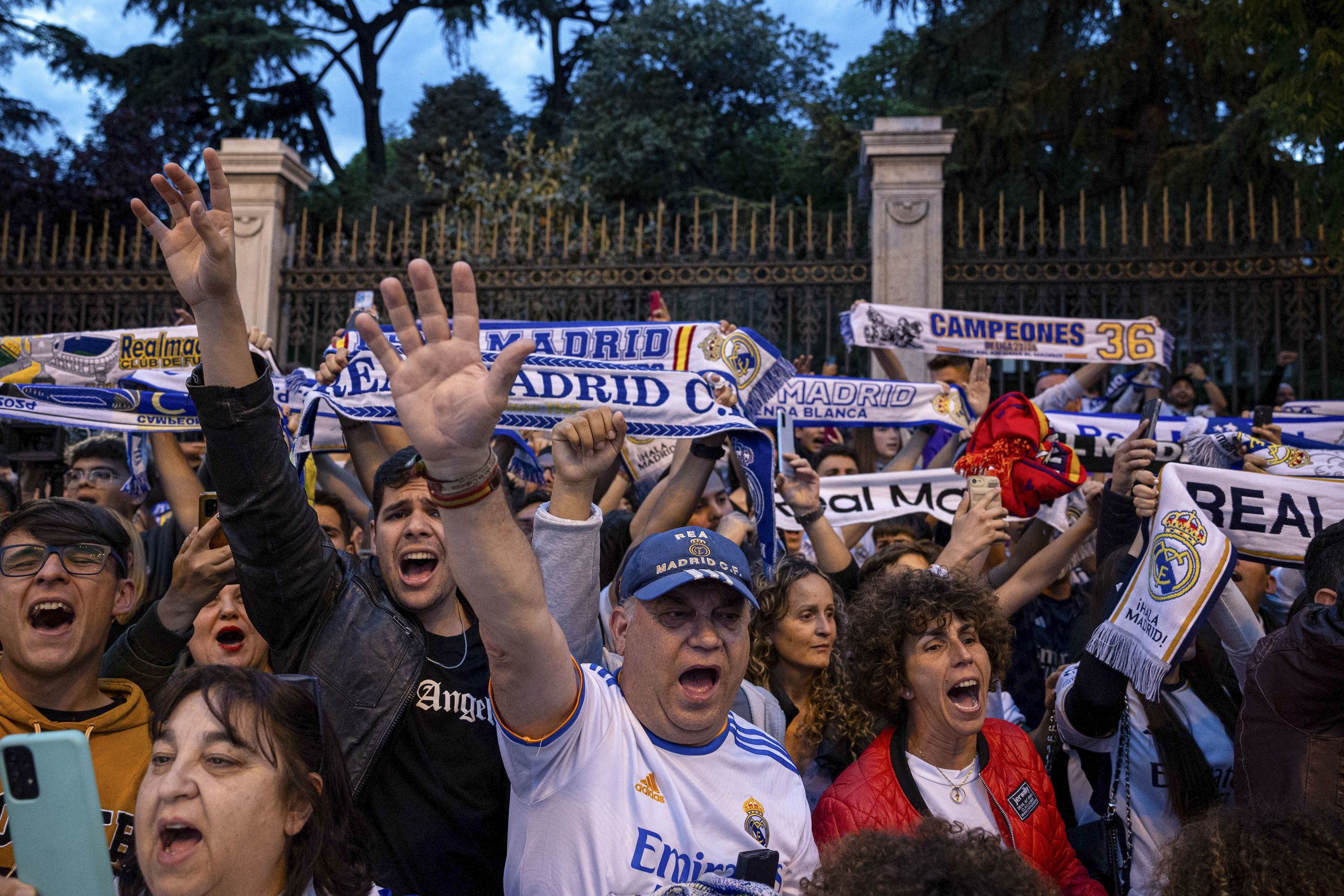 La afición del Real Madrid celebra el título de Liga en Cibeles ...