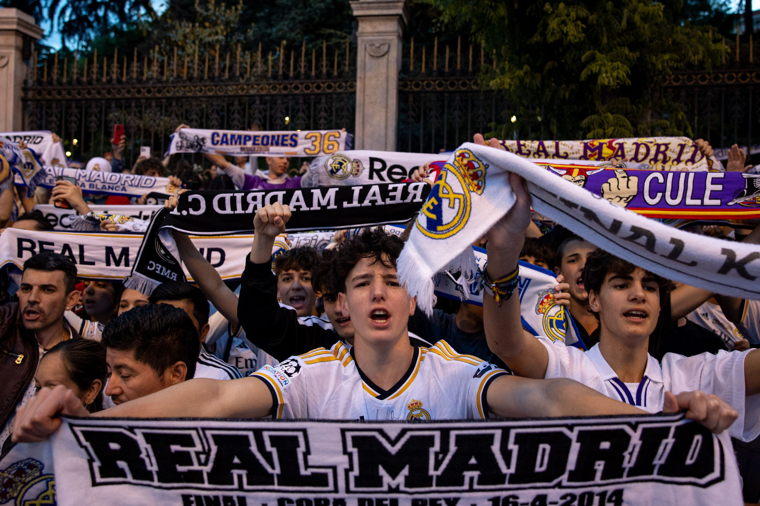 La afición del Real Madrid celebra el título de Liga en Cibeles ...