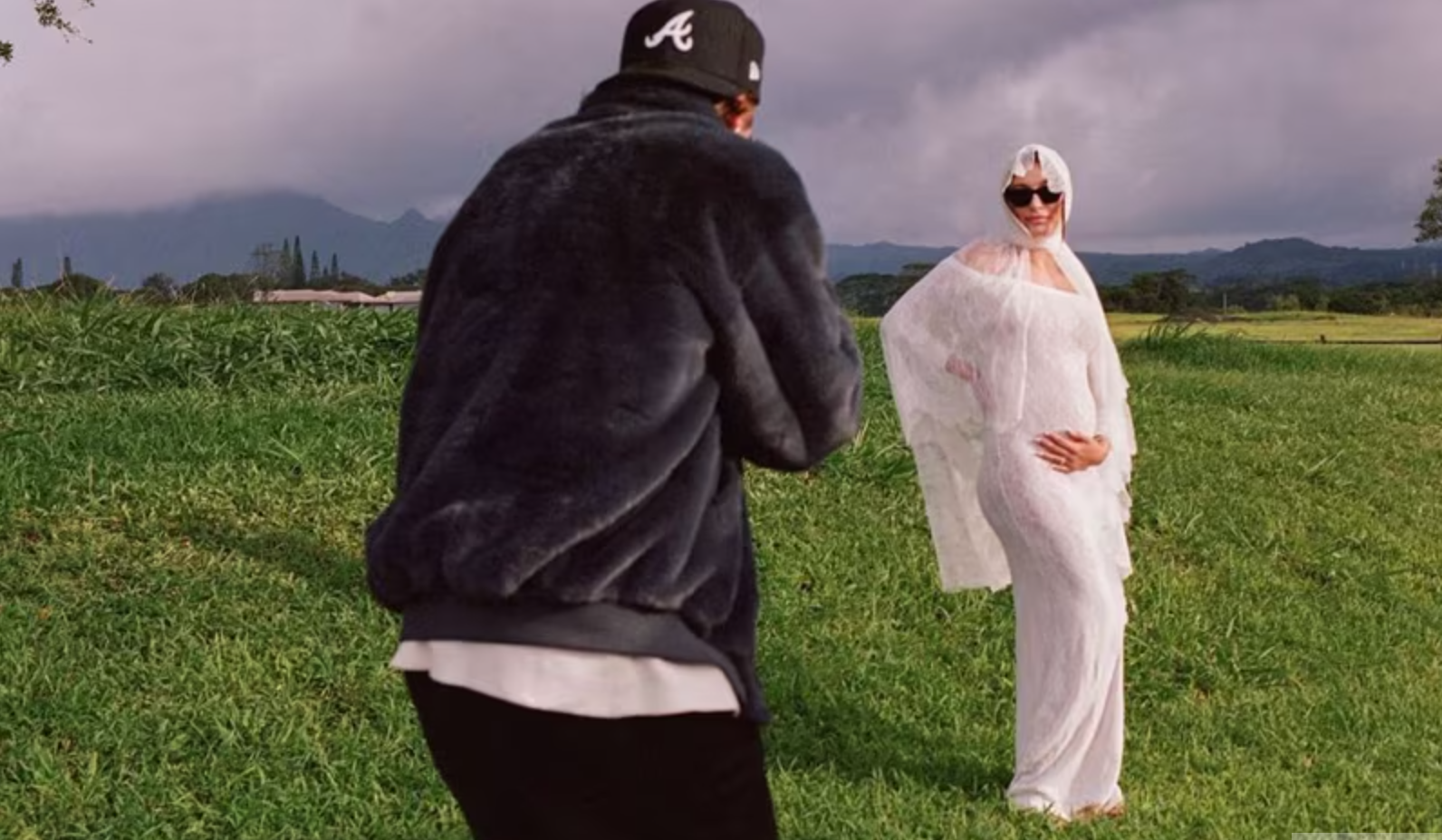 justin-hailey-bieber-van-a-ser-padres.png
