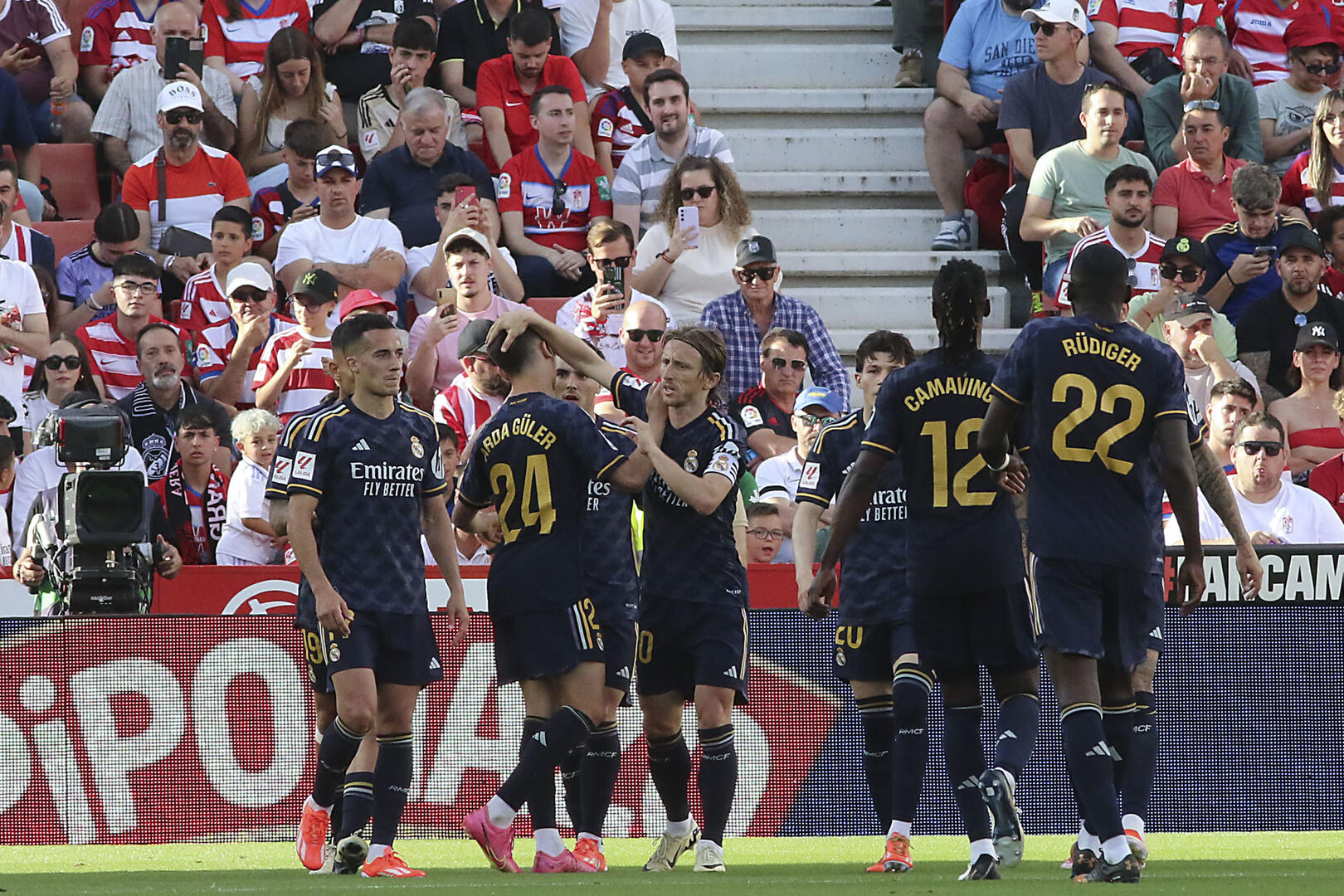 Paseo del Real Madrid ante un Granada descendido y hundido