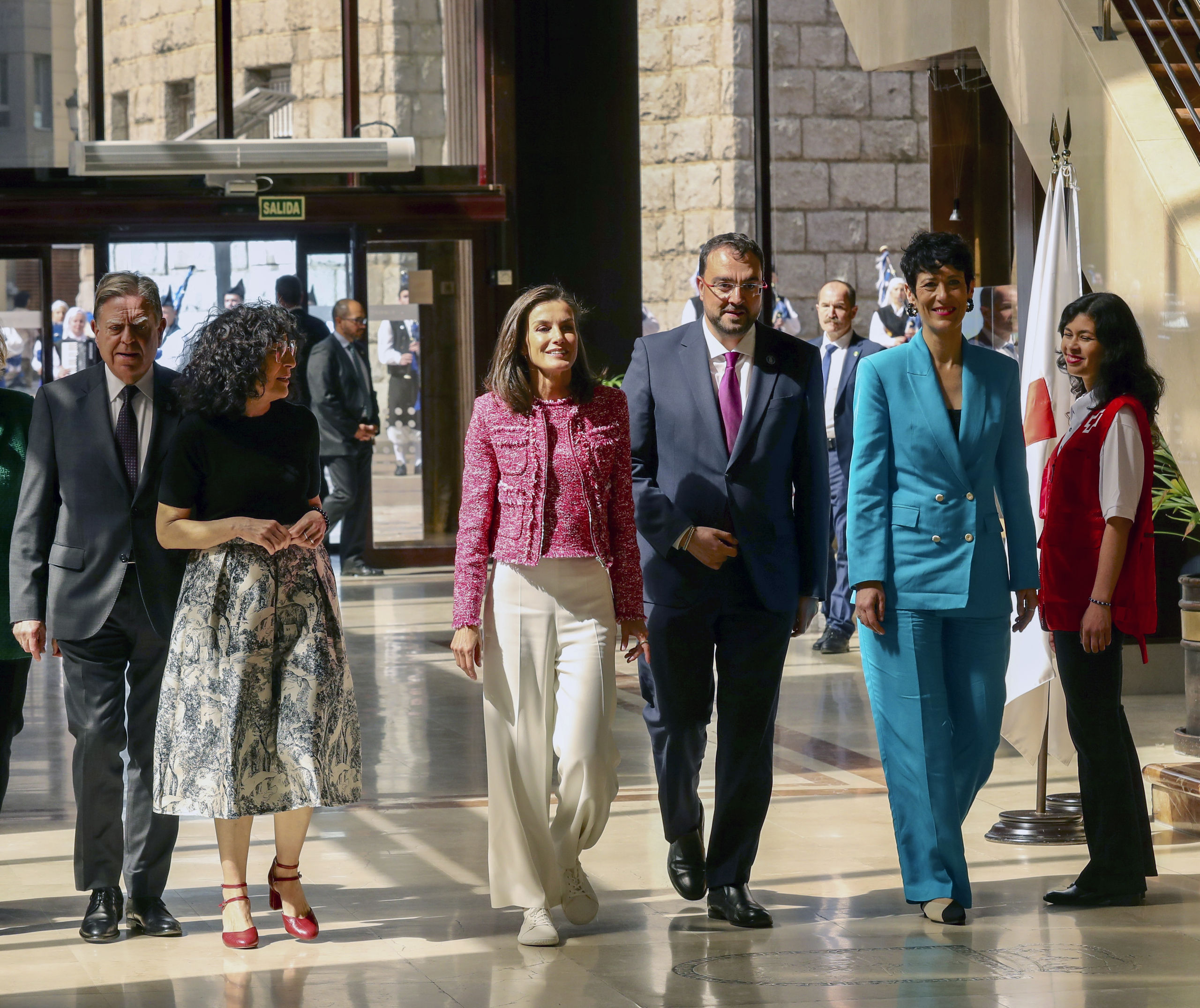 La reina Letizia regresa a Asturias para presidir el 160 aniversario de la Cruz Roja con un look cómodo y elegante
