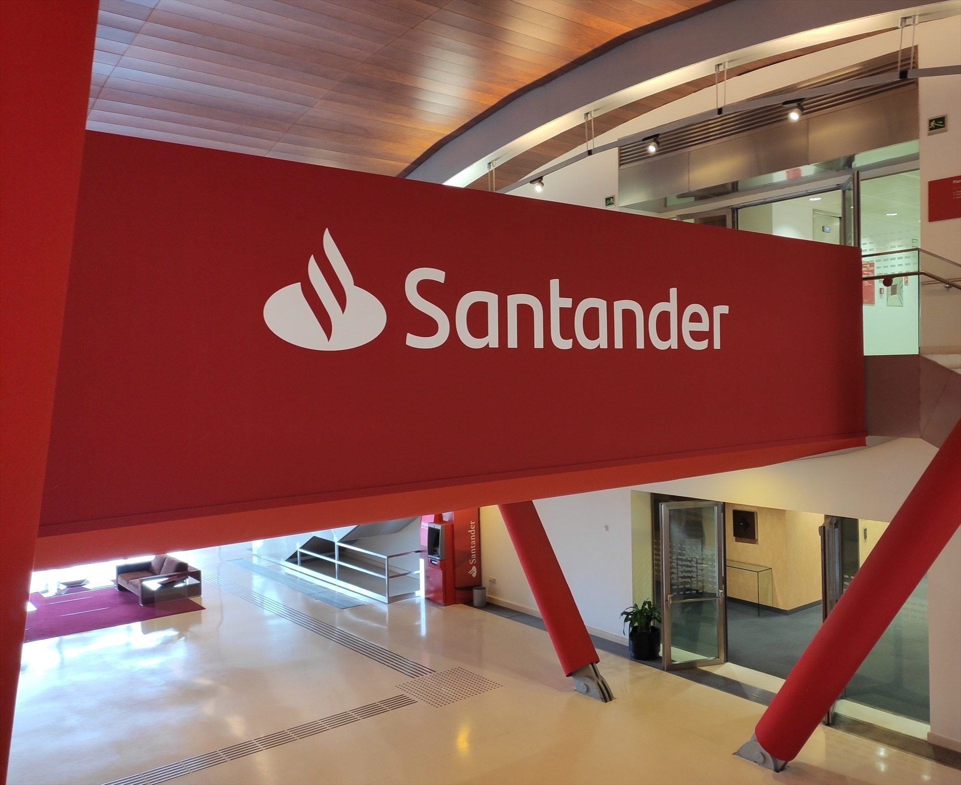 Santander informa de un ataque a informático que ha afectado a sus clientes de España