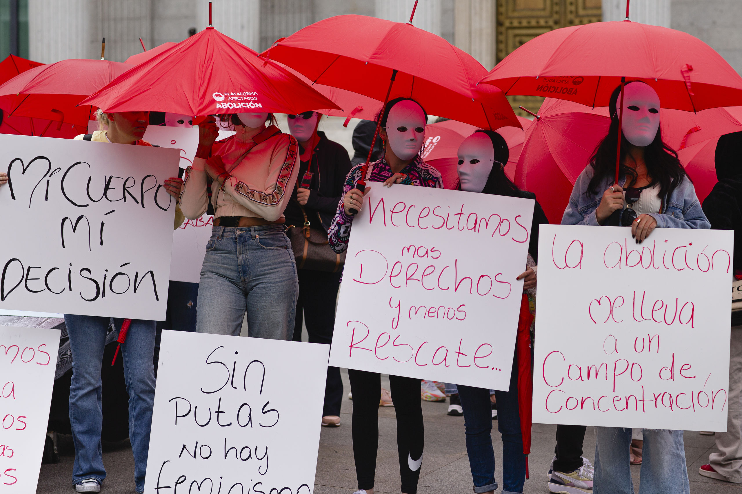 Las prostitutas protestan contra la ley abolicionista del PSOE: "No somos un trozo de carne"