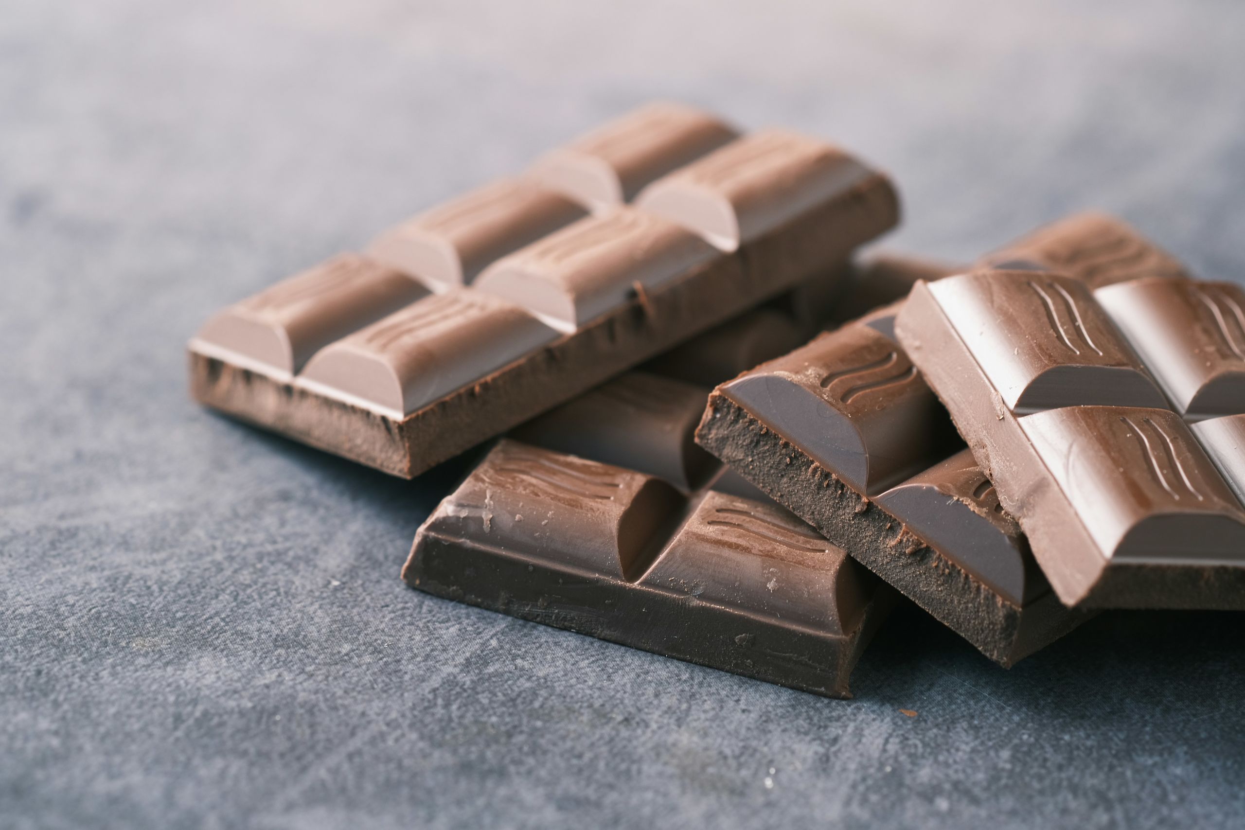 ¿Qué pasa al comer chocolate después de la cena?
