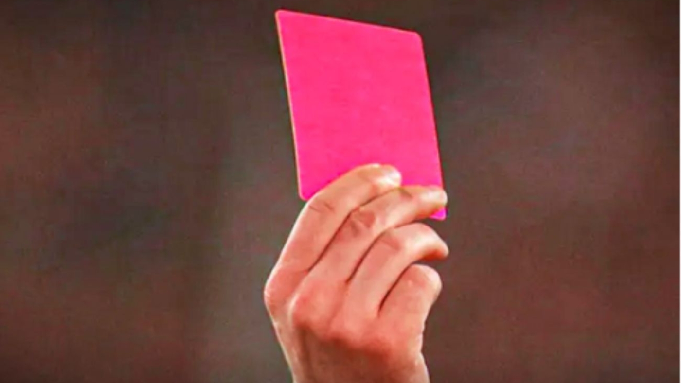 La tarjeta rosa llega al mundo del fútbol: ¿para qué sirve?