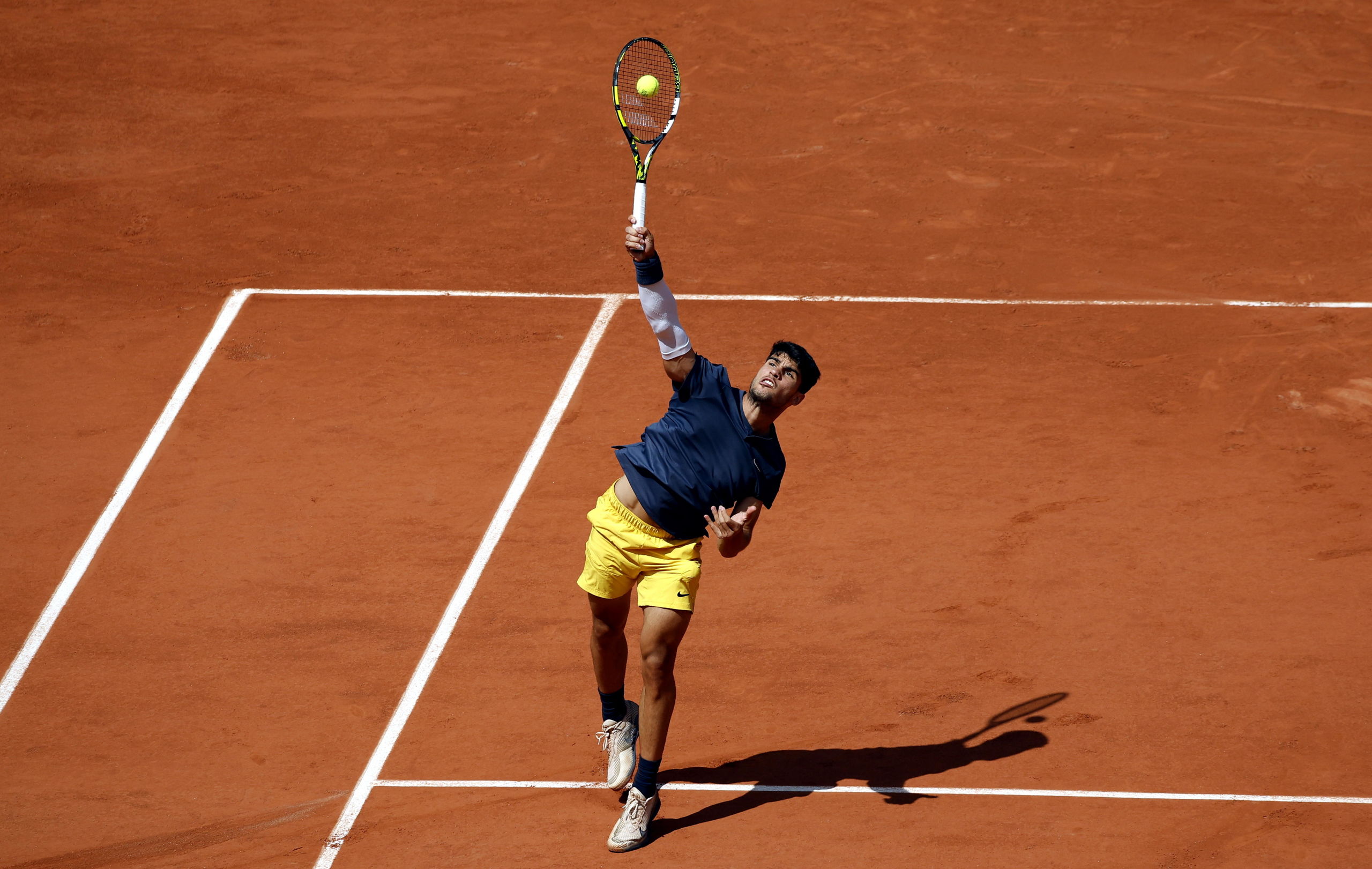 Alcaraz tritura a Wolf en su debut en Roland Garros