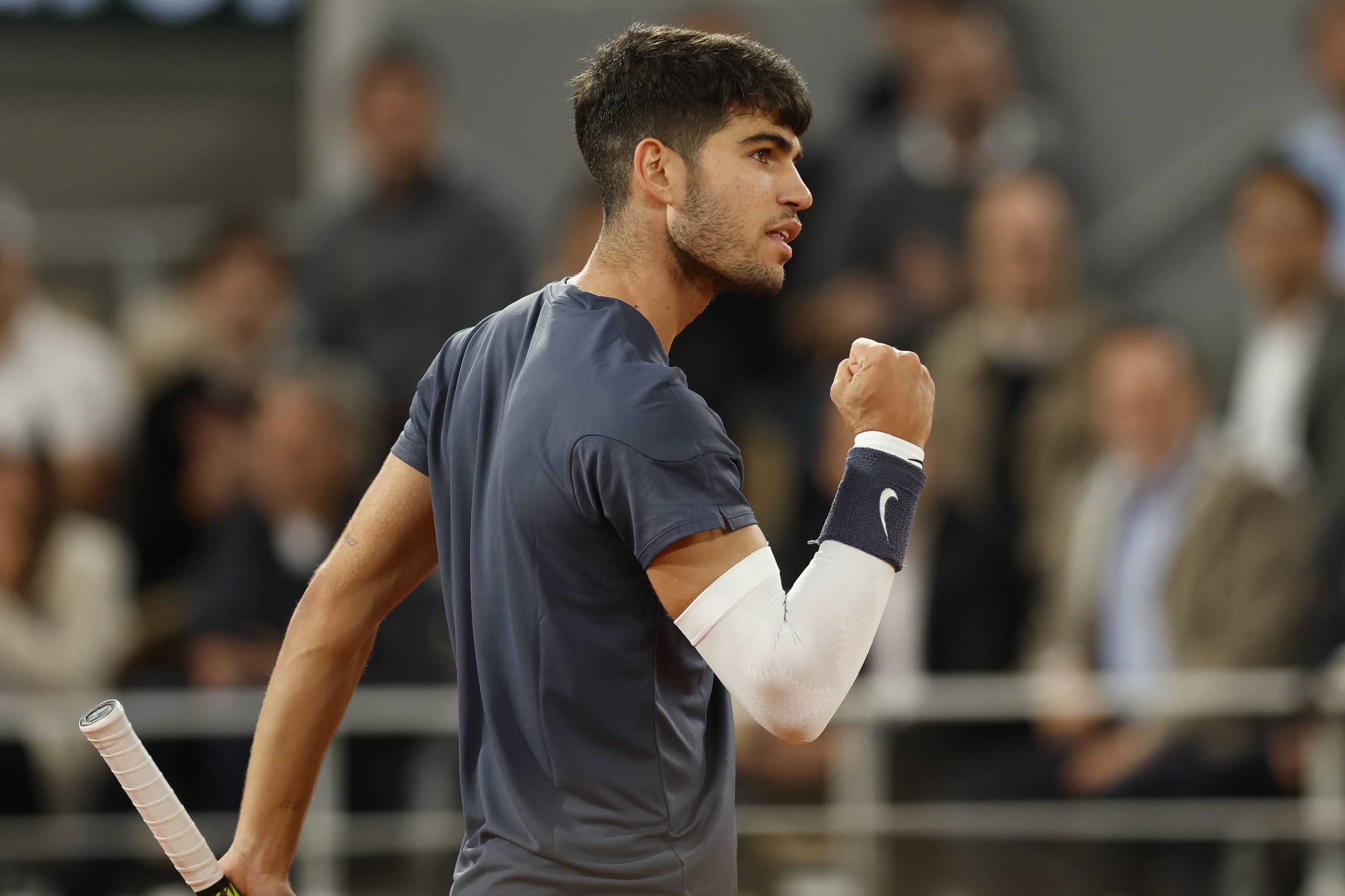 Alcaraz arrasa a Tsitsipás y pasa semifinales de Roland Garros (3-6, 6-7, 3-6)