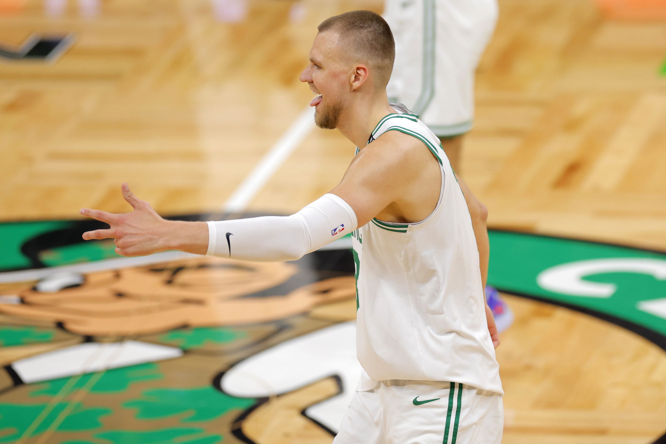 Porzingis regresa como un héroe y los Celtics destrozan a los Mavericks de Luka Doncic (107-89)