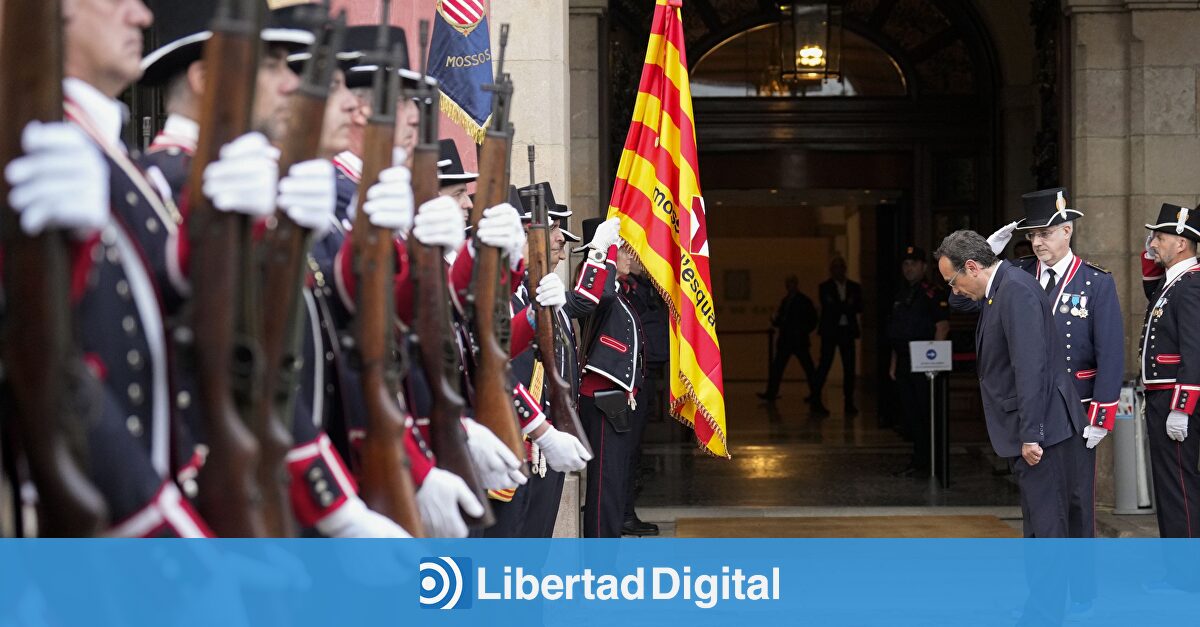 Exigen al 'Parlament' que se ponga una bandera de España tan grande como la 'senyera' gigante que se izará por la Diada 