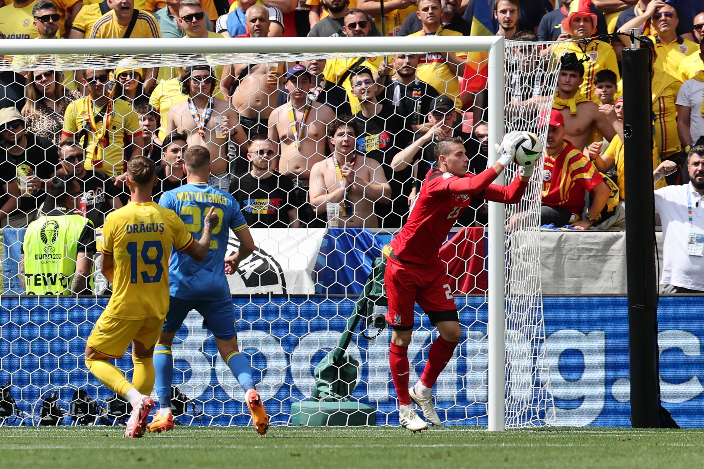 Rumanía golea a Ucrania en una nefasta tarde de Lunin (3-0)