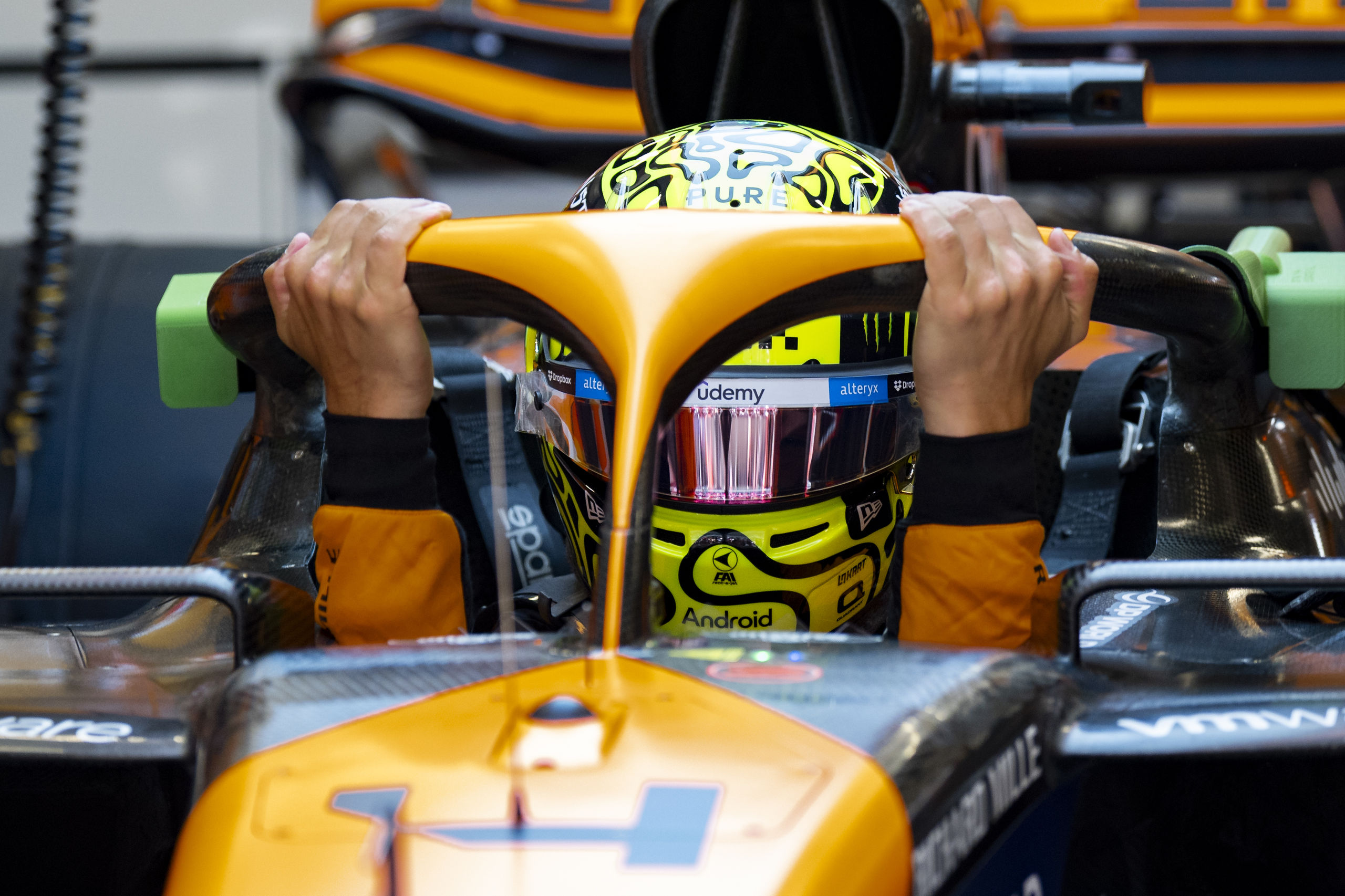 Pole de Lando Norris en España: Carlos Sainz sexto y Fernando Alonso décimo