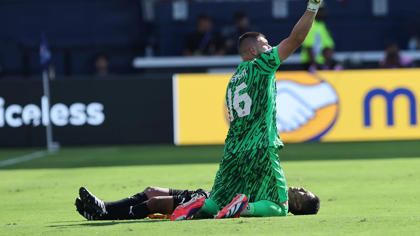 El morrocotudo susto de la Copa América: un asistente se desmaya y tiene que ser retirado en camilla