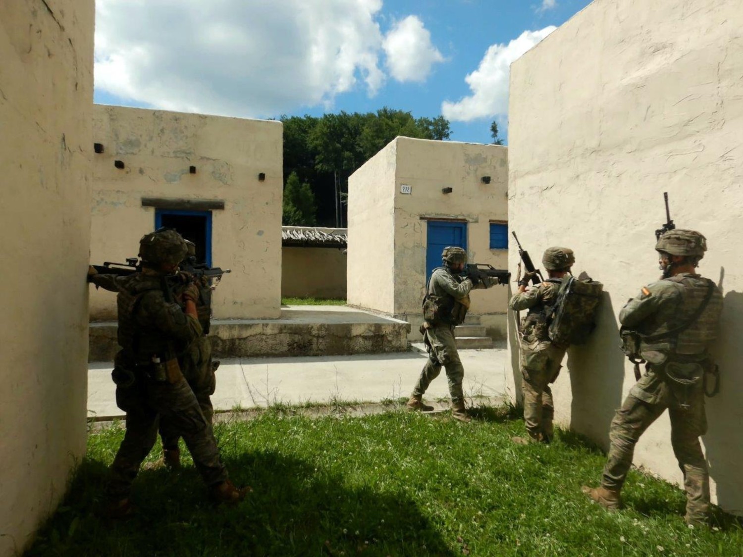 El entrenamiento en combate urbano de los militares españoles desplegados por la OTAN en Eslovaquia