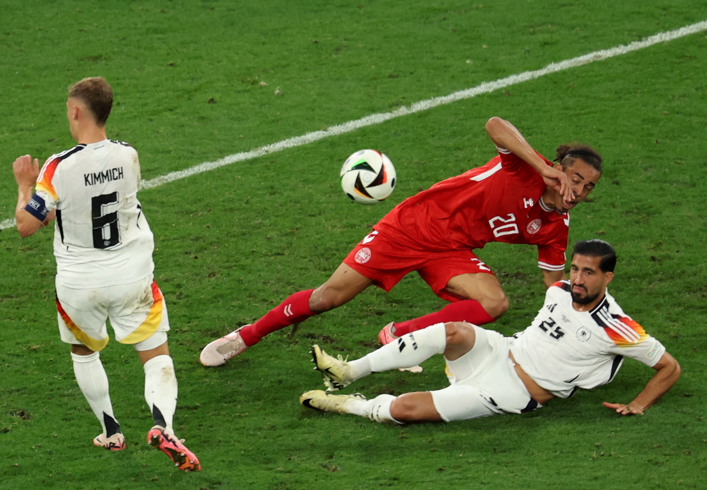 Alemania muestra su talento en un vibrante partido ante Dinamarca (2-0)
