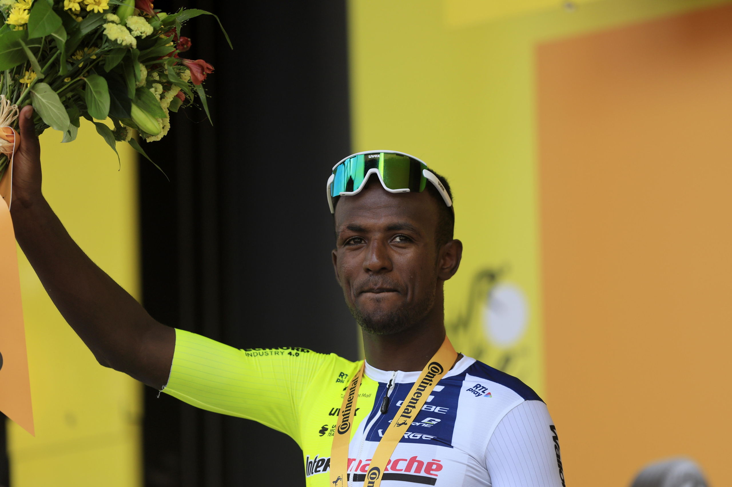 Girmay levanta la voz por África y Carapaz es el nuevo líder del Tour de Francia