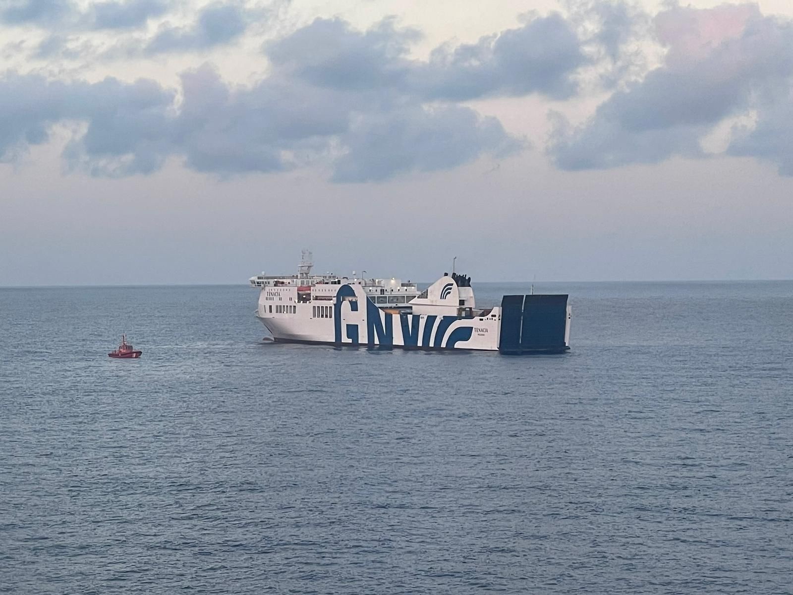 El buque de pasajeros 'Tenacia' será remolcado hasta el puerto de Valencia