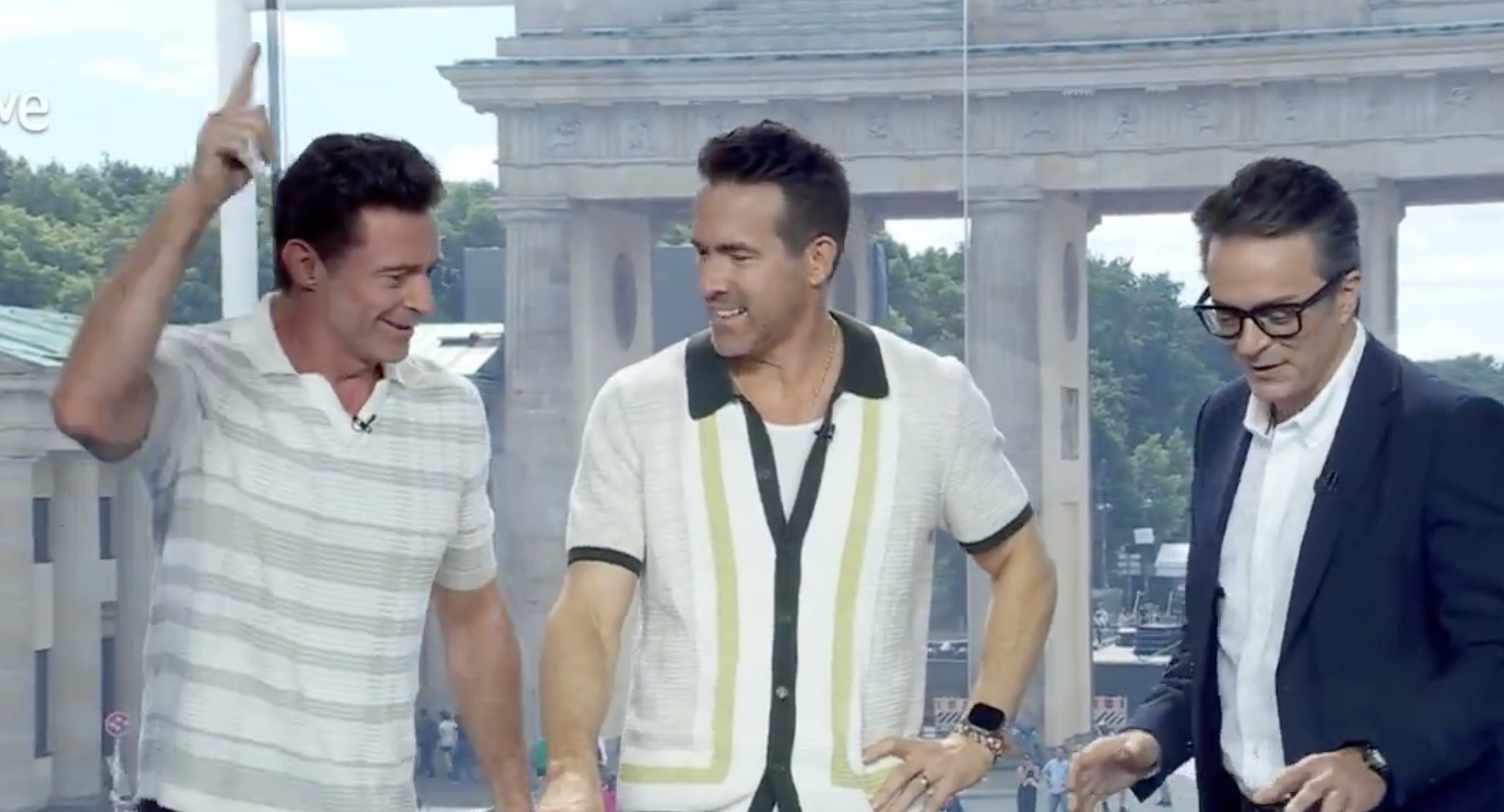 Hugh Jackman y Ryan Reynolds irrumpen en el plató de TVE por la Eurocopa: "¡Viva España!"