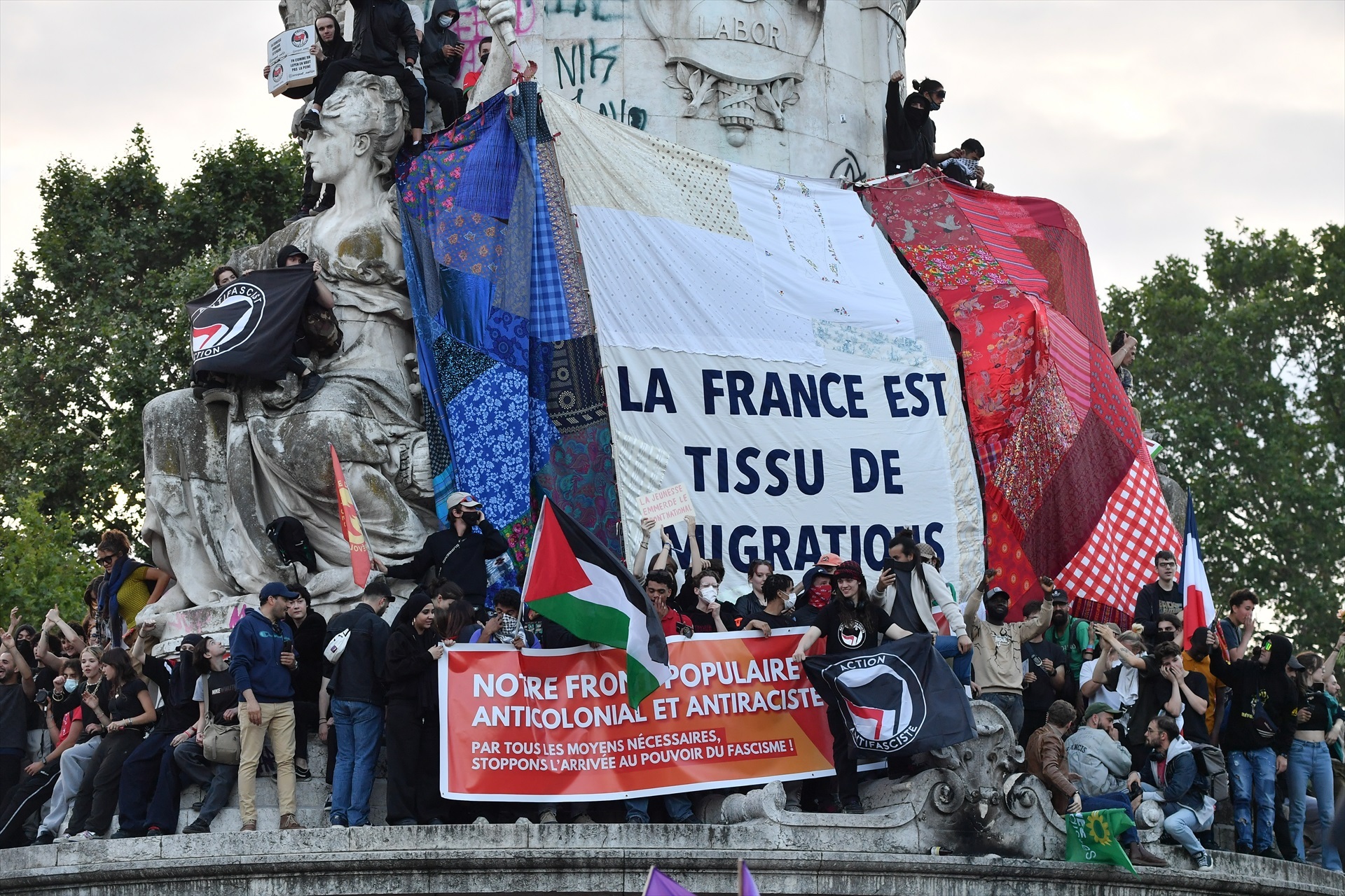 Tertulia de Federico: La extrema izquierda y el islamismo ganan en una Francia imposible de gobernar