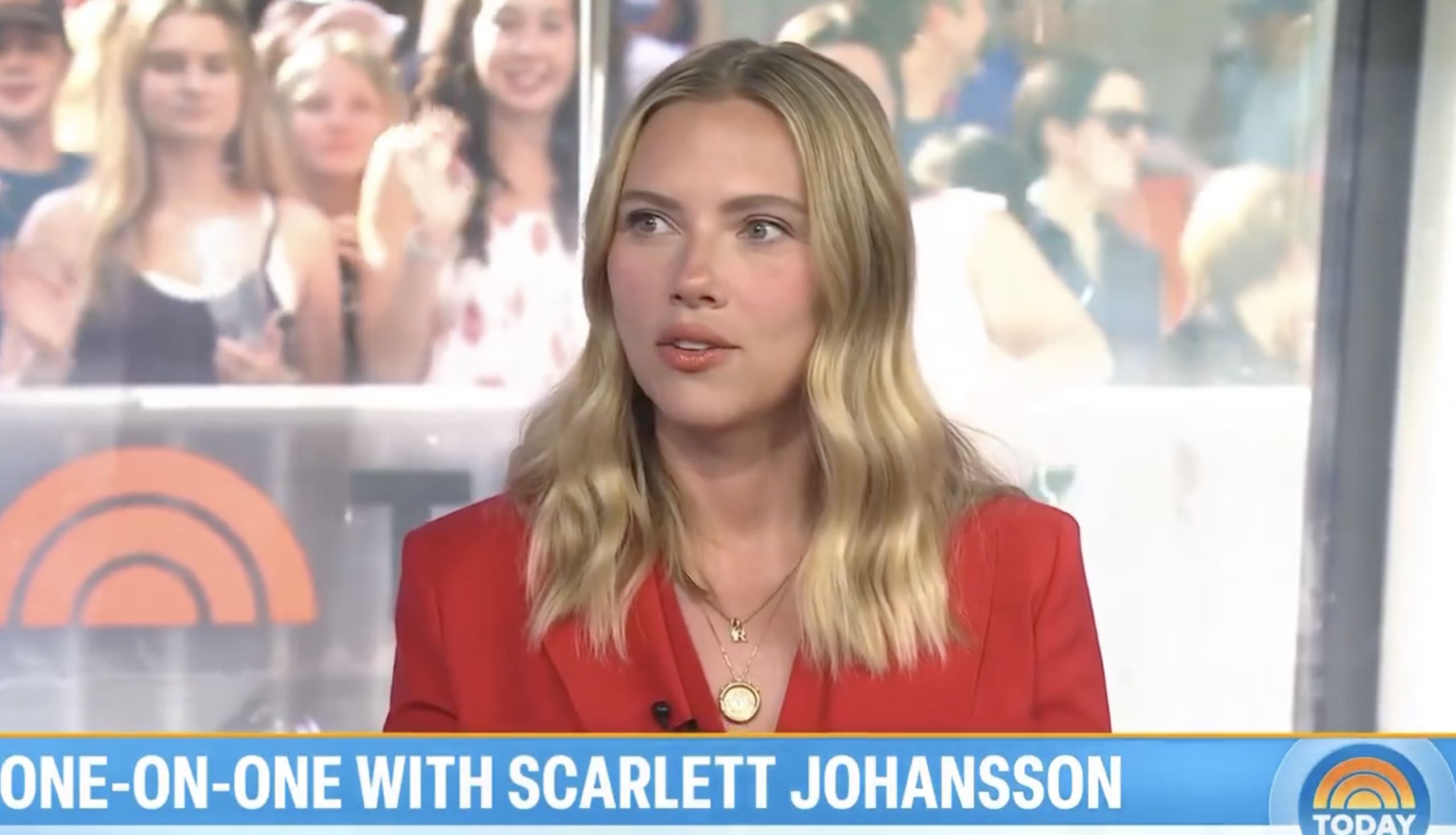El contagioso entusiasmo de Scarlett Johansson ante el mensaje de Jeff Goldblum: "Que no te coman"
