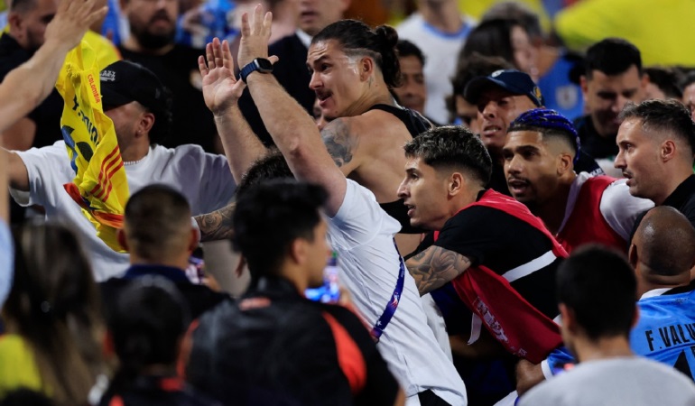 La lamentable batalla campal entre jugadores de Uruguay y aficionados de Colombia