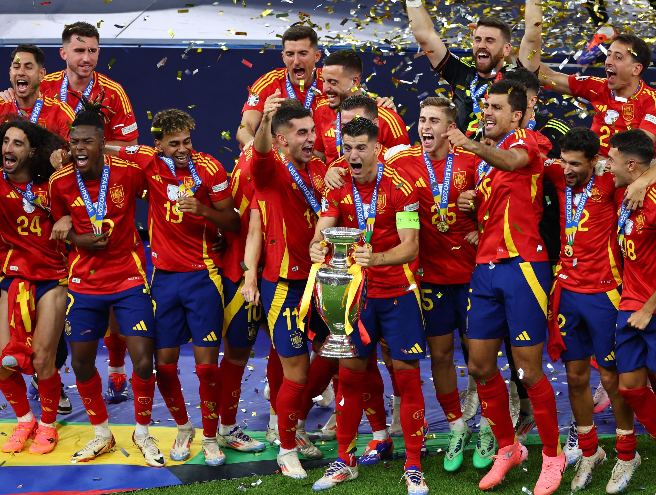 España gana con justicia a Inglaterra y vuelve a reinar en Europa (2-1)