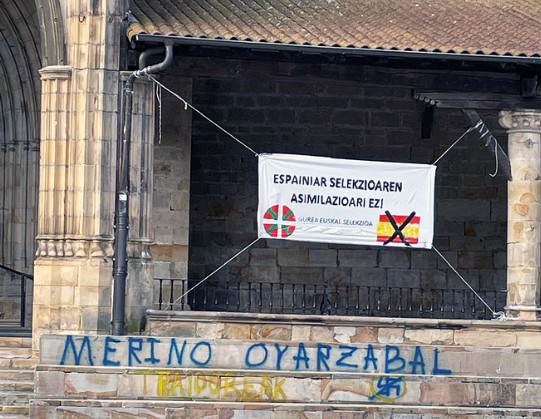 Pancartas y pintadas contra Oyarzabal y Merino en Elorrio: "Traidores"