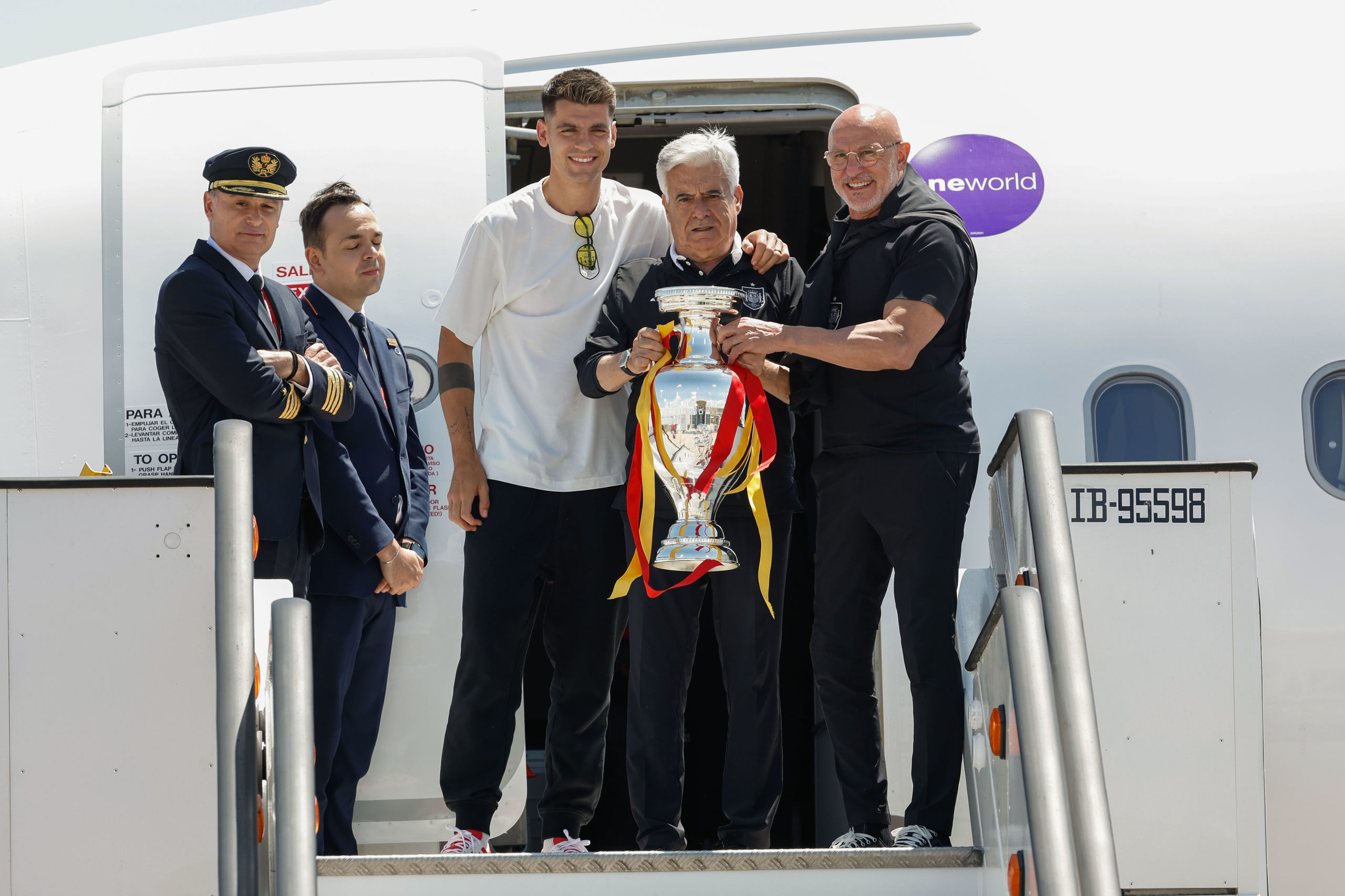 La selección española regresa de Berlín con la cuarta Eurocopa bajo el brazo