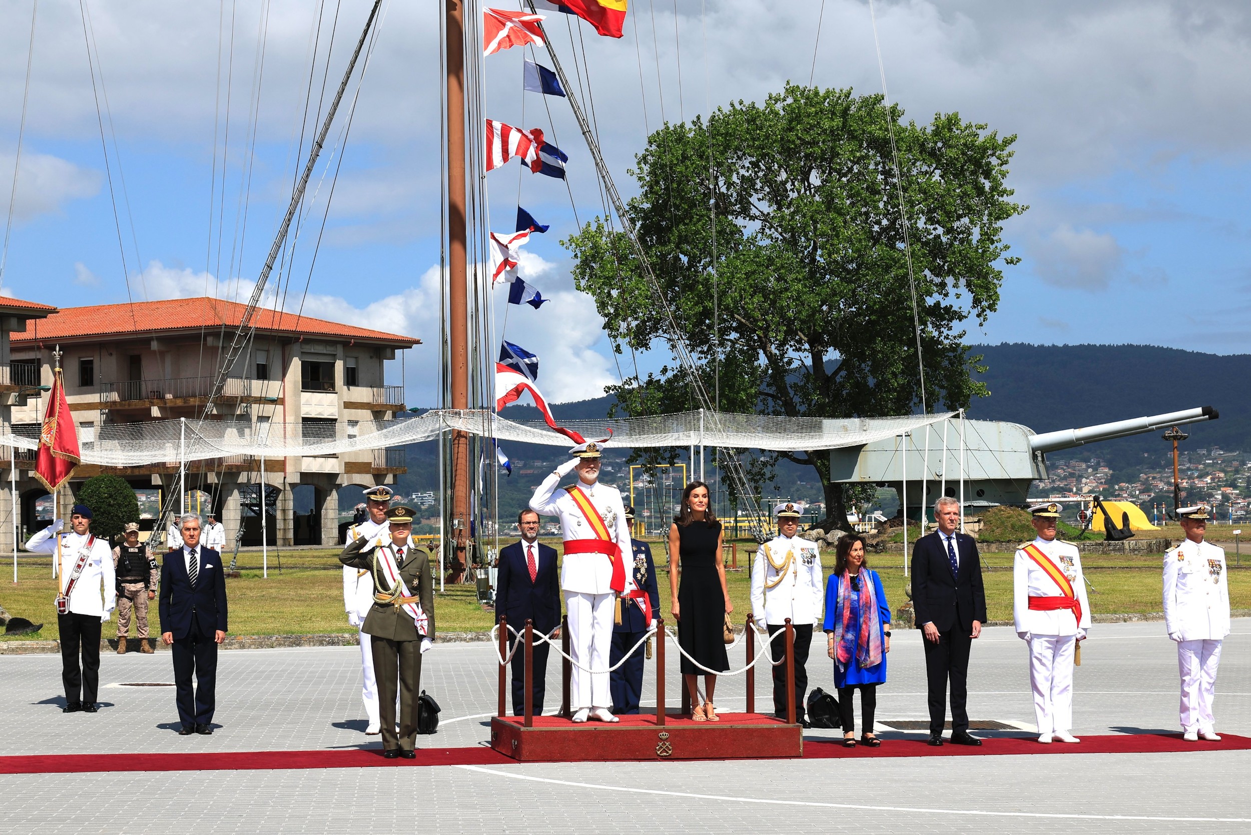 Los Reyes presiden el día grande de la Escuela Naval de Marín acompañados por Leonor de Borbón, que ingresará en agosto