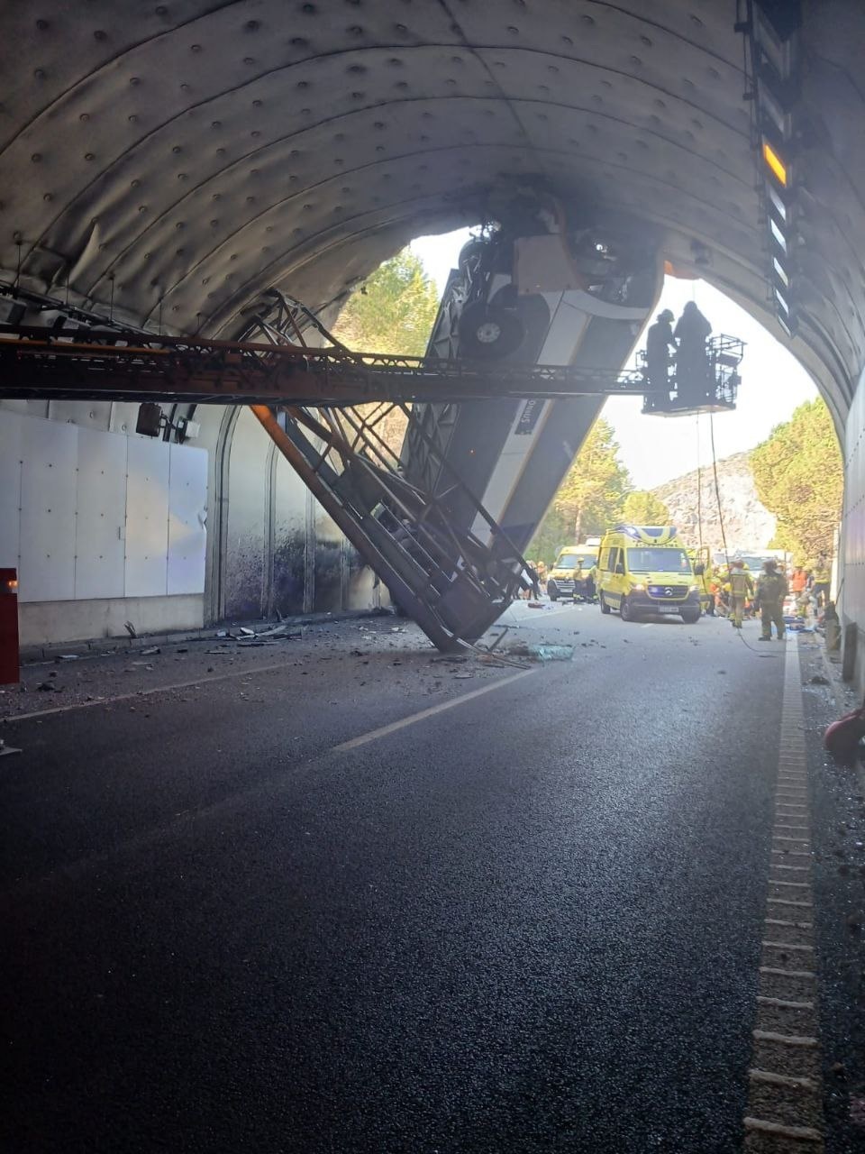 Vuelca un autobús de Inditex y queda atravesado en la entrada de un túnel en Cataluña
