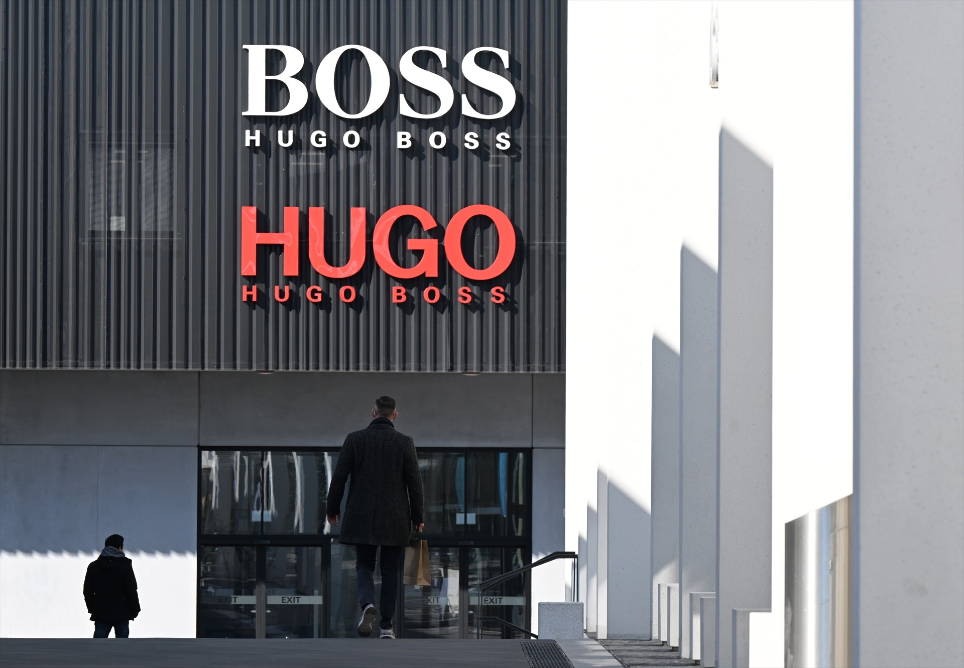 Hugo Boss recorta previsiones para 2024 por la debilidad de China y se hunde en bolsa