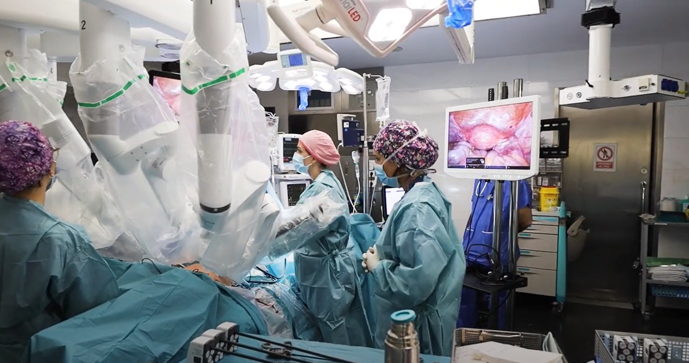 Primer autotrasplante de útero en España a una mujer con cáncer de recto