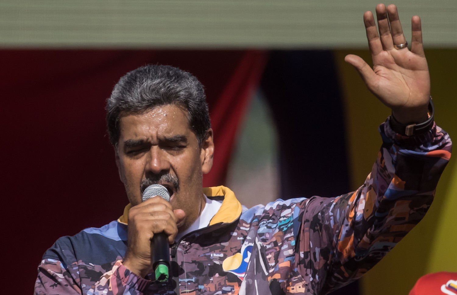 El chavismo en campaña: Maduro amenaza con un "baño de sangre" y María Corina Machado sufre un ataque