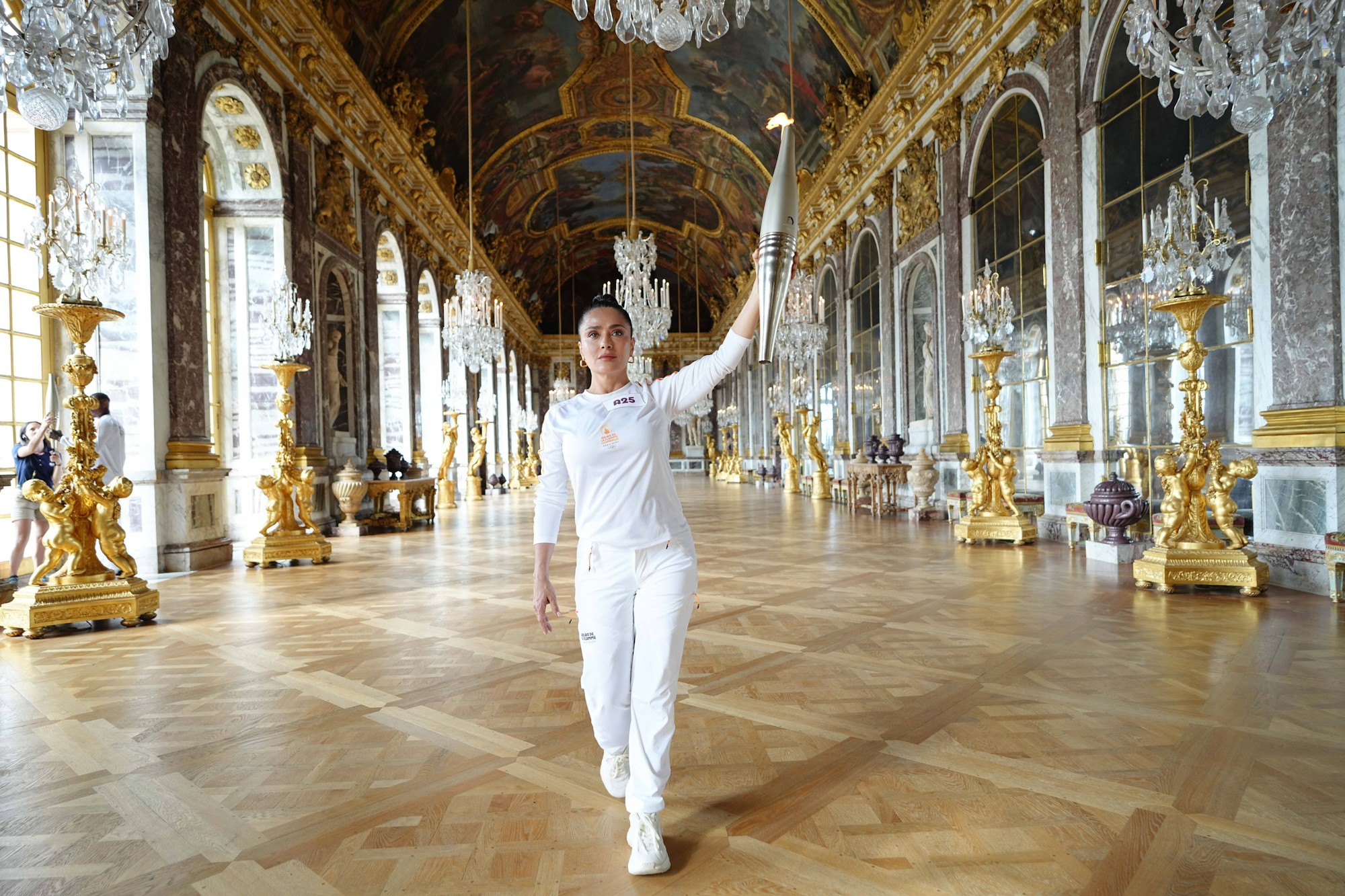 Las espectaculares imágenes de Salma Hayek portando la antorcha olímpica