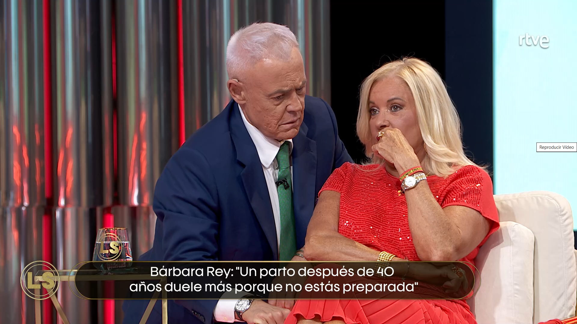 Bárbara Rey luce una pulsera de "Gobierno dimisión" en TVE