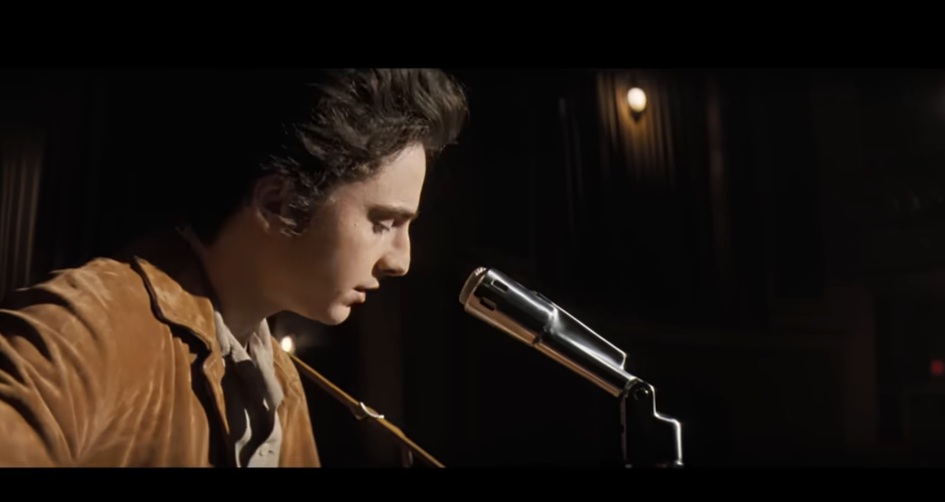 Timothée Chalamet luce y canta como Bob Dylan en 'A Complete Unknown'