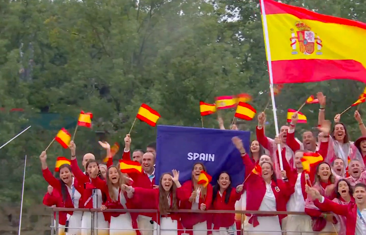 España pone alegría en el desfile de la ceremonia inaugural de los Juegos de París 2024