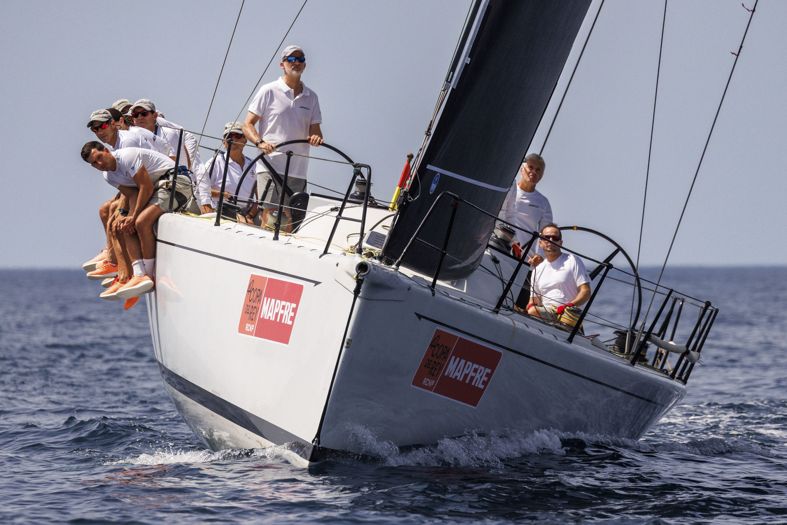 Felipe VI sale a navegar en Palma para preparar la Copa del Rey de vela