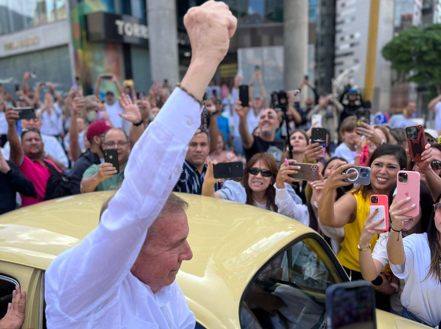 Entusiasmo en Venezuela durante las primeras horas de jornada electoral: baño de masas de María Corina