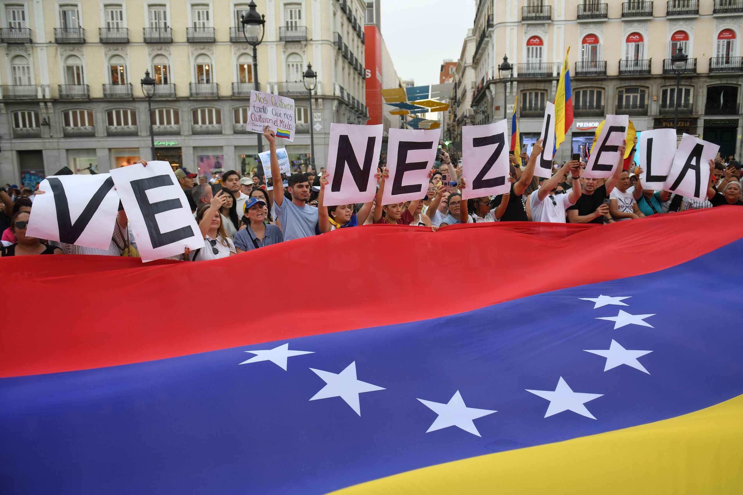 Cientos de personas se concentran en Madrid contra el fraude electoral de Maduro en Venezuela