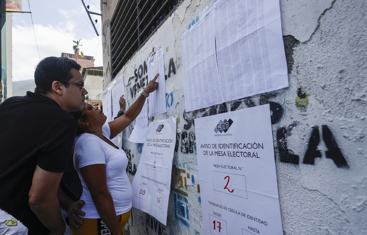 Cierran los centros de votación en Venezuela y comienza un lento escrutinio
