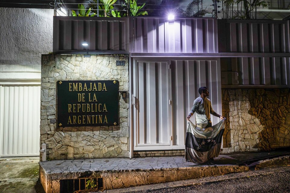 La policía chavista rodea la embajada de Argentina: "Buscan tomar esta sede diplomática"